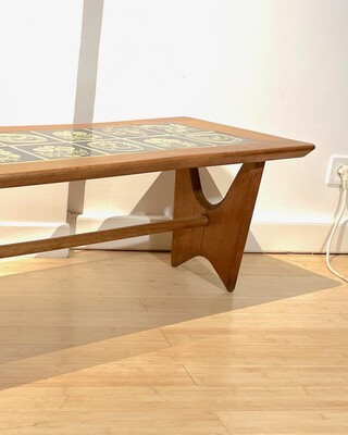 Guillerme et Chambron superb coffee table with magazine rack